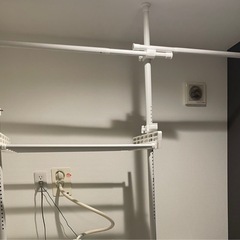ハンガーラック トリプル＋棚付き 突っ張り伸縮 耐荷重240kgの画像