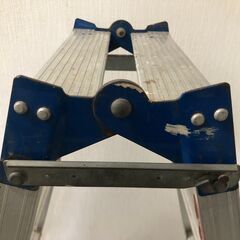 ▼ はしご兼用脚立 メーカー不明 展開時最大サイズ 高さ120cm×幅52cm×奥行80㎝ 開閉スムーズ ぐらつきなし ペンキ汚れ・錆あり 現状渡しの画像