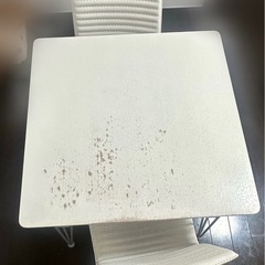 テーブル＋イス二脚の画像