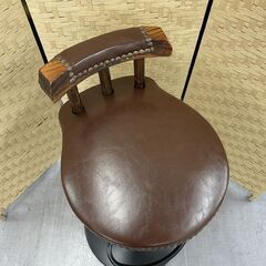 レトロデザイン カウンターチェア 背もたれ付き 鋲付き 艶あり レザー 合皮 合成皮革 木製 複合素材 アンティーク調 レトロ  札幌市手稲区の画像