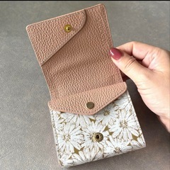 VREASONスマート二つ折り財布ゴールドホワイトピンク花柄　かわいいデイジーの画像