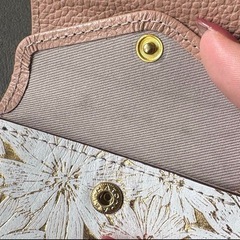 VREASONスマート二つ折り財布ゴールドホワイトピンク花柄　かわいいデイジーの画像