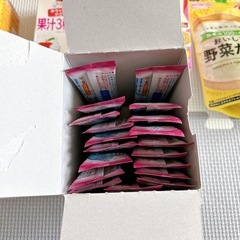 授乳ケープ、粉ミルク、母乳バッグ、離乳食の画像