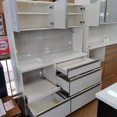 【愛品倶楽部柏店】綾野製作所 4枚扉キッチンボード DUシリーズ 幅140cm モイス（調湿素材）採用 全段ソフトクローズ＆フルオープンの画像