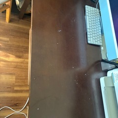 落ち着いた雰囲気のデスクの画像