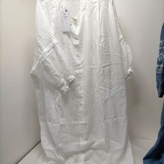 【新品未使用】洋服まとめ売り 　シャツワンピース　デニム調M　白F　洋服まとめ売り　レディース服 5点セット サイズ M　シャツワンピース　黒　白　ワンピース ニットベスト シャツワンピ カジュアル ナチュラルコーデ　サンダル 春夏秋コーデ　251006-7Yの画像