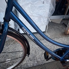 万代店 サイモト パティオボックス 26インチ 自転車 ママチャリ ネイビーブルー 鍵付きの画像