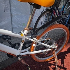万代店 GRAPHIS グラフィス 自転車 22インチ ジュニアクロスバイク 6段ギア オレンジの画像