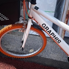 万代店 GRAPHIS グラフィス 自転車 22インチ ジュニアクロスバイク 6段ギア オレンジの画像