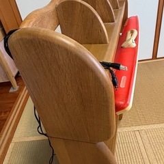 無料　机の上　本棚のみの画像