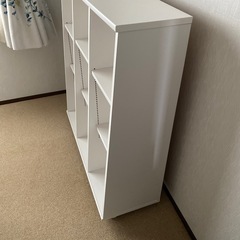 白の本棚の画像