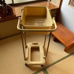 キャスター付きランドリー収納の画像