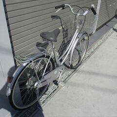 E571　★限定特価★ 中古自転車 【26インチ　軽快車シルバー　ダイナモライト 】の画像