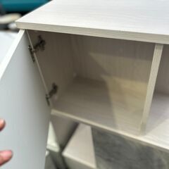 苫小牧発 大理石調３段シェルフ 収納棚  扉付き 3段ラック 縦107 横56cm 奥行25cm usedの画像
