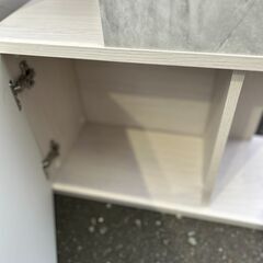 苫小牧発 大理石調３段シェルフ 収納棚  扉付き 3段ラック 縦107 横56cm 奥行25cm usedの画像
