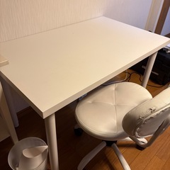 机と椅子　パソコンデスク　キャスター付きチェア　デスクチェアの画像