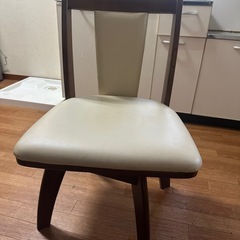 2台曲る木製椅子の画像