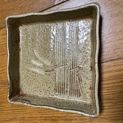 茶色いお皿1枚の画像