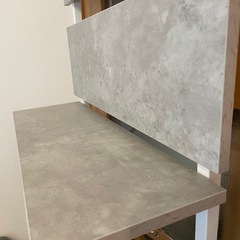 グレーストーン調つっぱり棚の画像