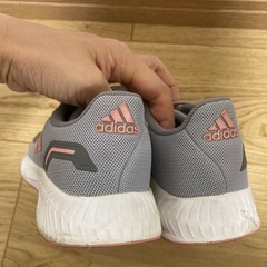adidasスニーカーの画像