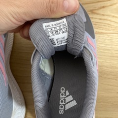 adidasスニーカーの画像