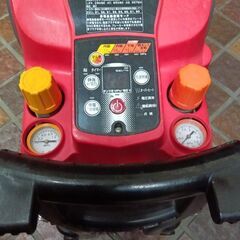 マックス 1250EⅡ コンプレッサー【市川行徳店】【店頭取引限定】【ジャンク】※上部の高圧エアチャックは機能しておりません/多少エア漏れがある為、ジャンク品となります。管理番号：ITPK7CBNSPIOの画像