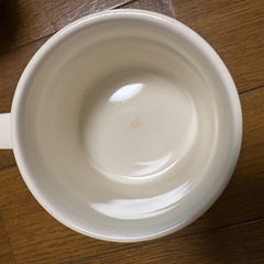 時計と猫柄のマグカップの画像