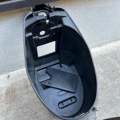 ライブディオのシートとメットインボックスの画像