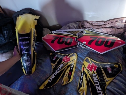 オートバイ　スズキ　カウル　オフ車