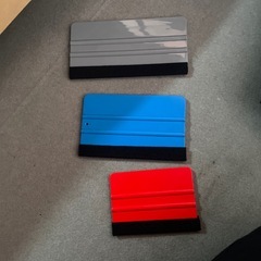 フィルム貼り用ヘラと車用パンク修理セットの画像