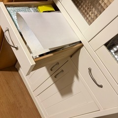 
シンプル　白い食器棚の画像