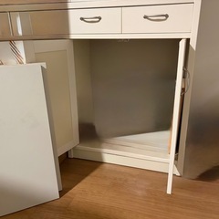 
シンプル　白い食器棚の画像