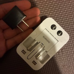 海外のコンセントを変換するアイテム差し上げます。ます。の画像
