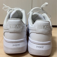 ナイキ（NIKE）スニーカー コート ビジョン アルタ ホワイト 厚底の画像