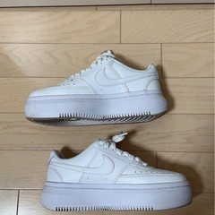 ナイキ（NIKE）スニーカー コート ビジョン アルタ ホワイト 厚底の画像