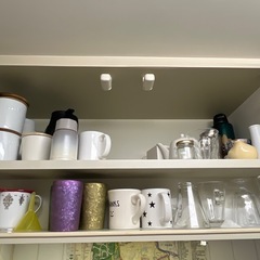 ドライヤー、コテ、プリンターと棚などの画像
