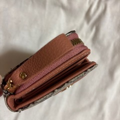 二つ折り財布の画像