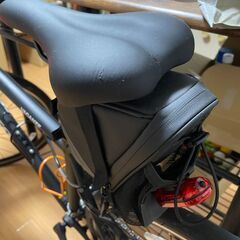 Nesto Vacanze ロードバイク、クロスバイク、黒色、付属品付き、ヘルメット、ギア付き自転車。の画像