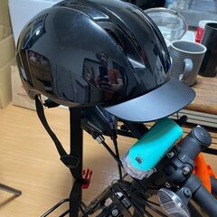 Nesto Vacanze ロードバイク、クロスバイク、黒色、付属品付き、ヘルメット、ギア付き自転車。の画像