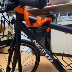 Nesto Vacanze ロードバイク、クロスバイク、黒色、付属品付き、ヘルメット、ギア付き自転車。の画像
