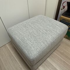 ニトリの3人用布張りソファ＋スツールの画像
