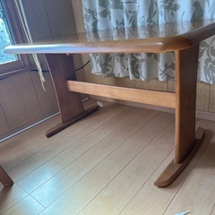 ダイニングテーブルと椅子4脚の画像