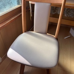 ダイニングテーブルと椅子4脚の画像