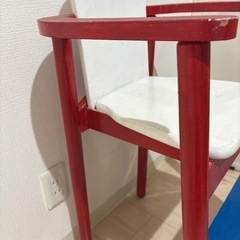 木製 ベビーチェア 赤、色、青の画像