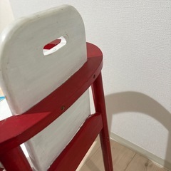 木製 ベビーチェア 赤、色、青の画像