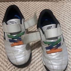 美品♪UMBRO キッズトレーニングシューズの画像