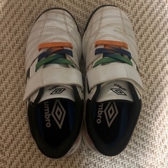 美品♪UMBRO キッズトレーニングシューズの画像