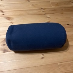 yogibo roll ネイビー　ミニクッションの画像