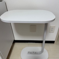 サイドテーブル　白　ソファの画像