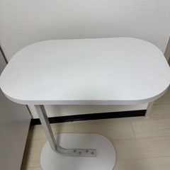 サイドテーブル　白　ソファの画像